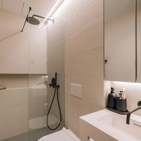 Azenhas - 1 Bedroom And Parking In Santo Antonio * ליסבון